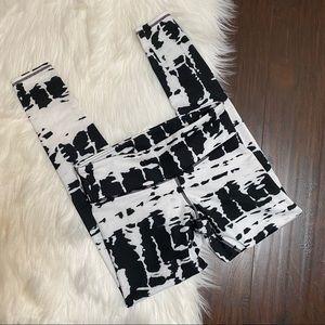 ALO yoga pants. Size S. Black and white print
